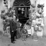 Anni '70 -Luigi Costa (Caccicagnoschji) davanti alla sua bottega di via Roma