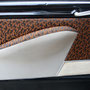 Türverkleidung eines Citroen DS. Hier wurden die Tigermuster Stoffe erneuert und der helle Originalstoff gereinigt und erhalten.