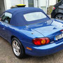 Mazda MX 5 Cabrioverdeck in Sonnenlandstoff mit Glasscheibe.