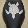 Piaggio Rollersitzbank schwarz glatt mit eingenähter Wasserschildkröte in Baby Straußoptik.