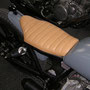 Eigenbausitzbank für eine Yamaha SR500. Die Polsterung wurde am Tank exakt angepasst. Das Mittelteil erhielt eine Pfeifenabsteppung.