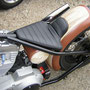 Harley-Davidson Sitz mit Echtleder in Pfeifen abgesteppt.