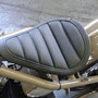 Harley-Davidson Sitz mit Echtleder. Das eingesetzte Mittelteil wurde in Pfeifen abgenäht.