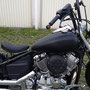 Einzelsitz, Luftfilterdeckel und Seitenteile einer Yamaha XVS 650 Dragstar Custom in Carbonoptik bezogen.
