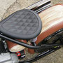 Harley-Davidson Sitz mit Echtleder. Das eingesetzte Mittelteil wurde in Rauten mit einem farblich passendem Braunen Faden abgesteppt.