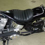 Harley-Davidson Sitz mit Echtleder. Das Mittelteil wurde in Pfeifen abgenäht.
