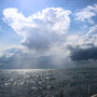 Die Sonne bricht durch die Wolken