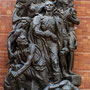 Стіна пам'яті. Перший барельєф- "Повстання у Варшавському гетто" -   зображує повстанців, у центрі яких керівник -Мордехай Анілевич. 