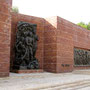 Площа Варшавського гетто. Стіна пам'яті (скульптор: Натан Рапопорт) складається з двох барельєфів