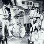 DIE METEORS in de Jolly Bar in Hanau (aug. 1964) met hun nieuwe sologitarist Woutje Janse (rechts met zonnebril)