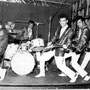 The Crazy Rockers (1961) met hun nieuwe Gibson gitaren. Alleen Pim Veeren heeft nog zijn Hofner vioolbas. vlnr: Eddy Chatelin, Sidney Rampersad, Woody Brunings, Harry Berg, Pim Veeren
