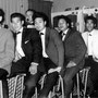 THE SCARLETS zomer 1962 in de Yvonne Bar vlnr: Karel de Bruin - Jeffry zitter - Hans Ramakers van Praag - Freddie Rochiat - Wout Janse (op de achtergrond eigenaar Rinus Nannes van de Yvonne Bar)