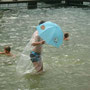 ... Wasserballone transportiert werden