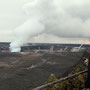 Blick auf den rauchenden Kilauea Krater