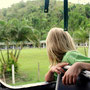 Neugieriger Blick Adinas auf die Schulkinder in Fidschi. Speziell die Schuluniformen haben Interesse geweckt.