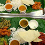 Da haben wir doch lieber ein feines indisches Essen auf Palmenblatt. Adina fand besonders das "mit-den-Händen-essen" toll!