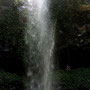 1. Halt: Schöner Wasserfall, den man von hinten besichtigen kann.