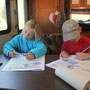 Die Kinder beschäftigt mit dem Junior Ranger Program, bei dem als Belohnung fürs Ausfüllen des Lernpapiers und des Nachsprechen des Ranger-Versprechens eine Abzeichen winkte.