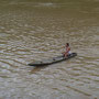 une pirogue, "monoxyle", taillée dans un seul tronc d'arbre, nous en verrons beaucoup.