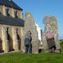 Aucun respect pour les vieilles pierres, les "causeurs" devant l'église de Sein (ils font semblant !)