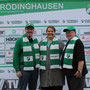 Foto vor der neuen Pressewand