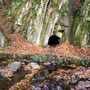 Die Höhle war vielleicht gerade einen Meter hoch und weniger als einen Meter breit. Man konnte sie nur über den Bach oder auf der anderen Seite über das feuchte Ufer erreichen. 