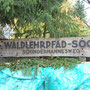Sie erkannten rechts vor dem Haus ein Schild mit der Aufschrift  Waldlehrpfad - Soon - Schinderhannesweg.