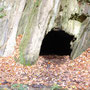 „Bitteschön, das ist die Schinderhannes-Höhle“, präsentierte Doro den Anblick. „Und da soll aner neigekrabbelt sein, um seine Beute zu verstecken?“, fragte Ferdi ungläubig.