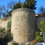 Vor ihnen befand sich eine gewaltige cirka 20 Meter hohe Wehrmauer mit zwei großen Türmen. Links von der Mauer stand ein weiterer kleinerer Turm mit einem hohen Torbogen. 