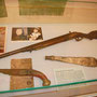 Neben Pistole, Pulversack und Hut, 