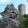 Direkt unter ihnen sahen sie einen Bergrücken, an dessen Ende ein großer Stein mit seiner Spitze nach unten scheinbar äußerst wackelig auf dem Berggrat stand. 