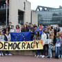 Vor dem Landtag in Düsseldorf: Die Comenius-Gruppe mit der Landtagsabgeordneten Marion Warden (vorne re.)