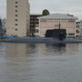 横須賀港から街歩きスタート　黒い巨大な潜水艦が２隻