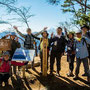 扇山から汗だくで登ってきたばかりの方にシャッターをお願いしました。