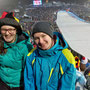 Finnja und Kristin mit Blick auf das volle Stadion