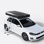 Das TentBox Classic 2.0 geschlossen auf einen Kleinwagen