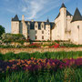 Château du Rivau mit Blumenbeeten