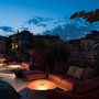 Stimmungsvolle Dachterrasse des Hotels Palazzo Ripetta am Abend