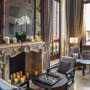 Das Aman Venice Hotel im Inneren mit großem Kamin