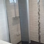 Paroi fixe avec volet mobile (miroir), colonne de douche Hansgrohe, avec robinetterie tablette.