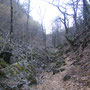 Durch einen schönen, schmalen Pfad wandere ich durch ein Tal hinter dem Monte Barro hindurch nach Taverne.