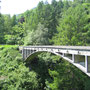 Die Valtschierbrücke wurde 1925 von Robert Maillart konstruiert und gehört zu den schützenswerten Baudenkmälern der Schweiz.