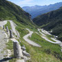 Von Kehre zu Kehre oder auch neben der Tremola führt der Wanderweg teils steil in die Tiefe. 