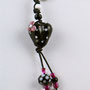 VERKAUFT! Schwarzes Herz mit weissen Pünktli und rosa Blüte an schwarzem Baumwollband; Herz ca. 1,5 cm breit
