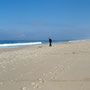 Na písečné pláži Praia de Santo Andre, PT