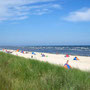 Pohled na pláž s typickými plážovými stany proti větru