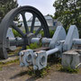 Schwungrad mit Kurbelwelle einer Gaskolbenmaschine. Sie diente als Antrieb zur Winderzeugung eines Hochofens im ehemaligen HOESCH Hochofenwerk PHOENIX. Seit der "Ausmusterung" 1980 steht es als "Industriedenkmal" an der TU in Dortmund - Barop