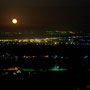 Blickeaus dem Fenster der FeWo: Mond über dem nächltichen Tondela