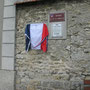 Avant le dévoilement de la plaque en hommage à Charles de Testa, installée sur le mur de la maison de famille aux côtés... de la plaque portant le nom de l'Avenue du Général de Gaulle et de la plaque de l'Appel du 18 juin