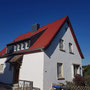Eindeckung mit Betondachsteinen, Farbe Novo matt rot, Bekleidung der Gaube sowie Kamin mit Schieferschablonen